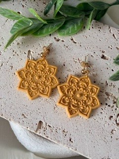 Mandala oorbellen mosterd kleur
