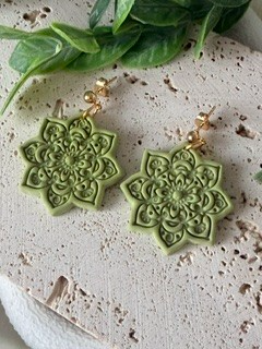 Mandala oorbellen zacht groen