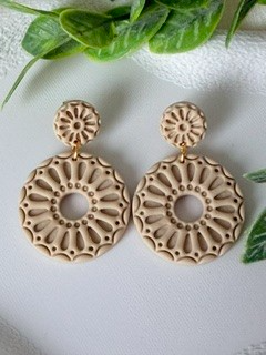 Boho oorbellen zand kleur beige