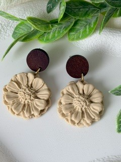 Zandkleurige bloem oorbellen met houten stud