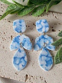 Blauw/wit met opdruk van bloemen oorbellen