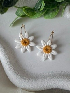 Bloem oorbellen wit/geel