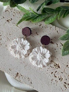 Witte bloem oorbellen met houten stud