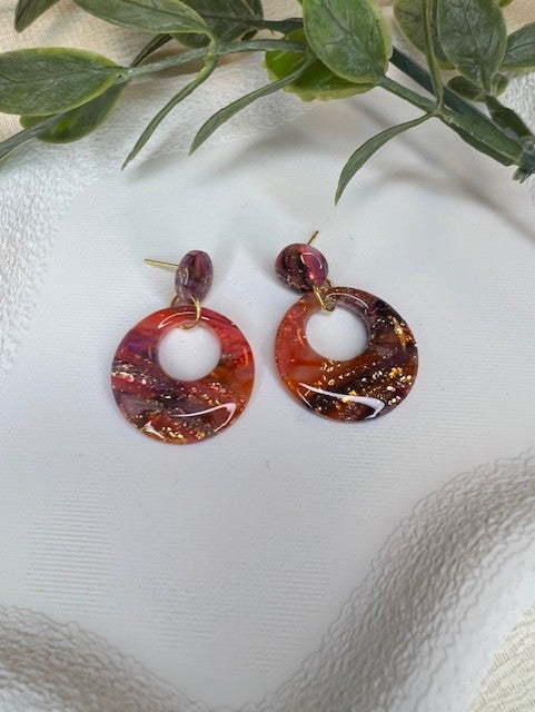 Marmerlook oorbellen rond met stud paars/roze